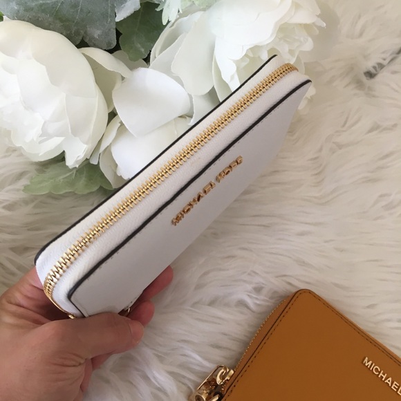 Last one✨Michael Kors flat phone wallet wristlet - Picture 2 of 5